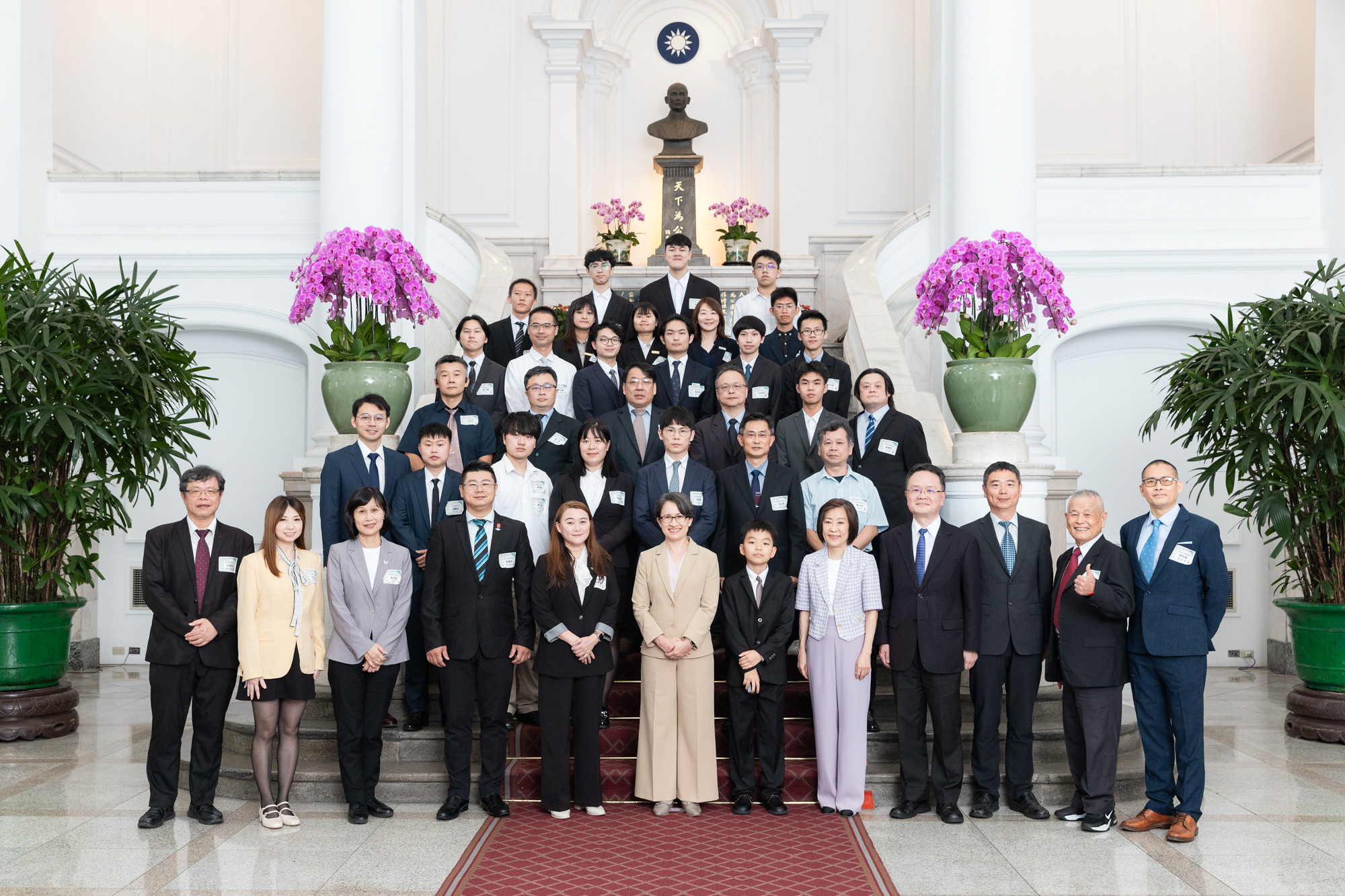 副總統與訪賓一行合影